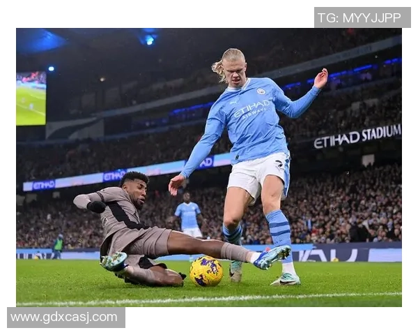 英超激战巴萨狂胜热刺五球引发争议判罚全场沸腾